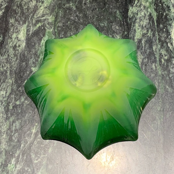 D.L. & Co. Amazonian Lily Candle - Picture 4 of 4